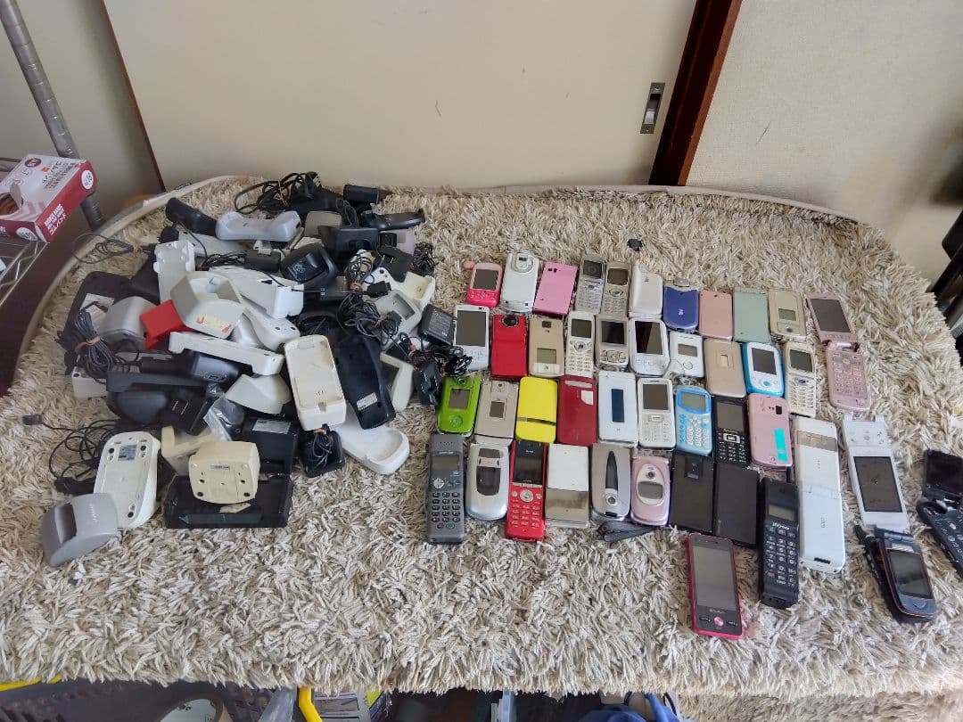 ガラケーや卓上ホルダまとめ売りジャンク品