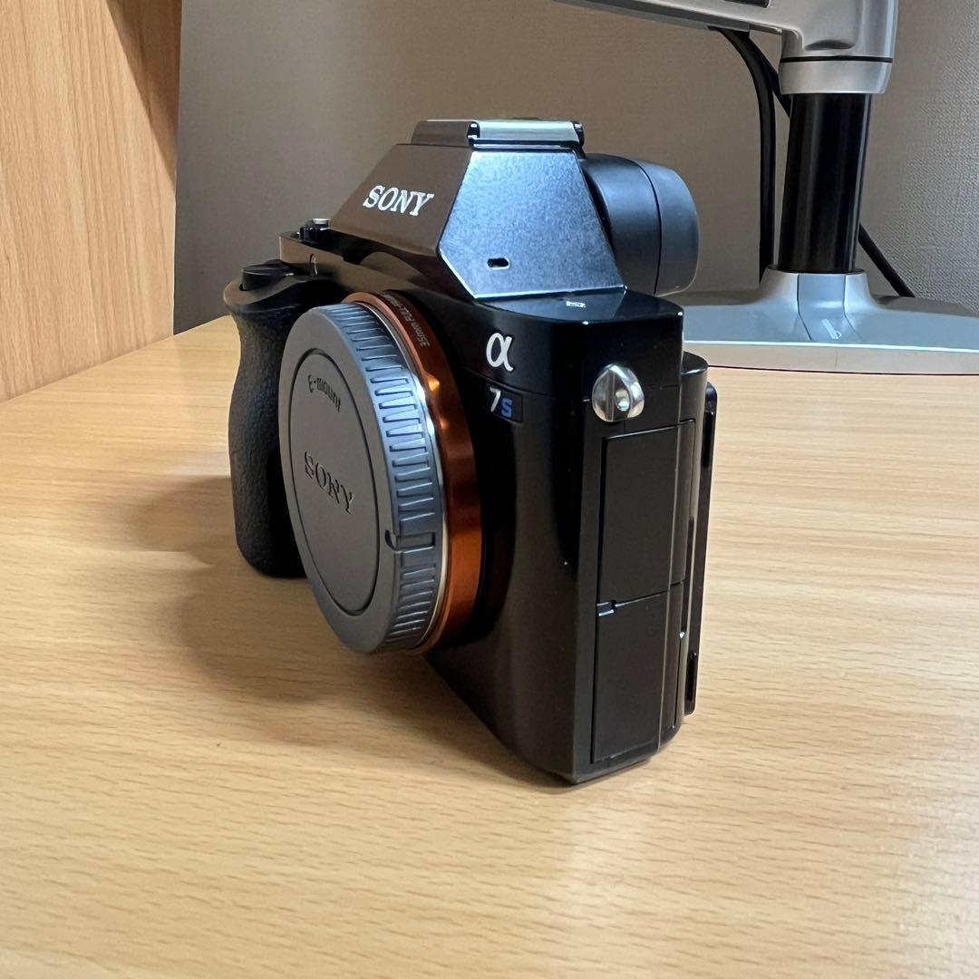 ショット回数1045回。SONY α7S 本体。