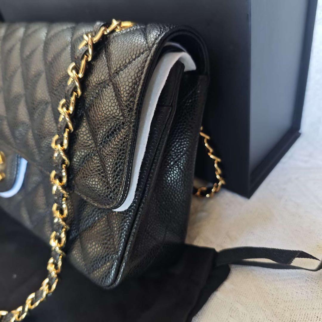 ブラックのキルティングレザーにゴールドの金具が特徴のショルダーバッグ。