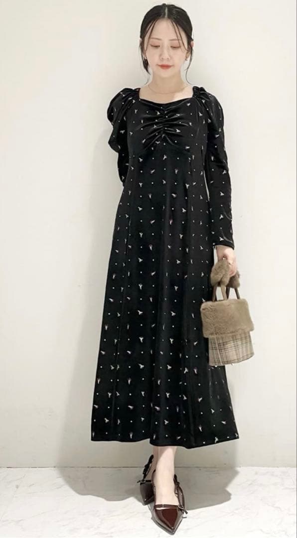 【完売品】リリーブラウン エンブロイダリーベロアワンピース　黒　ブラック　花