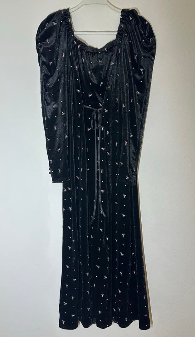 【完売品】リリーブラウン エンブロイダリーベロアワンピース　黒　ブラック　花