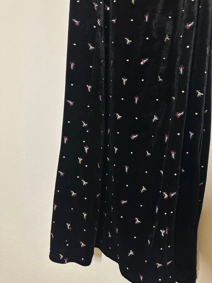 【完売品】リリーブラウン エンブロイダリーベロアワンピース　黒　ブラック　花