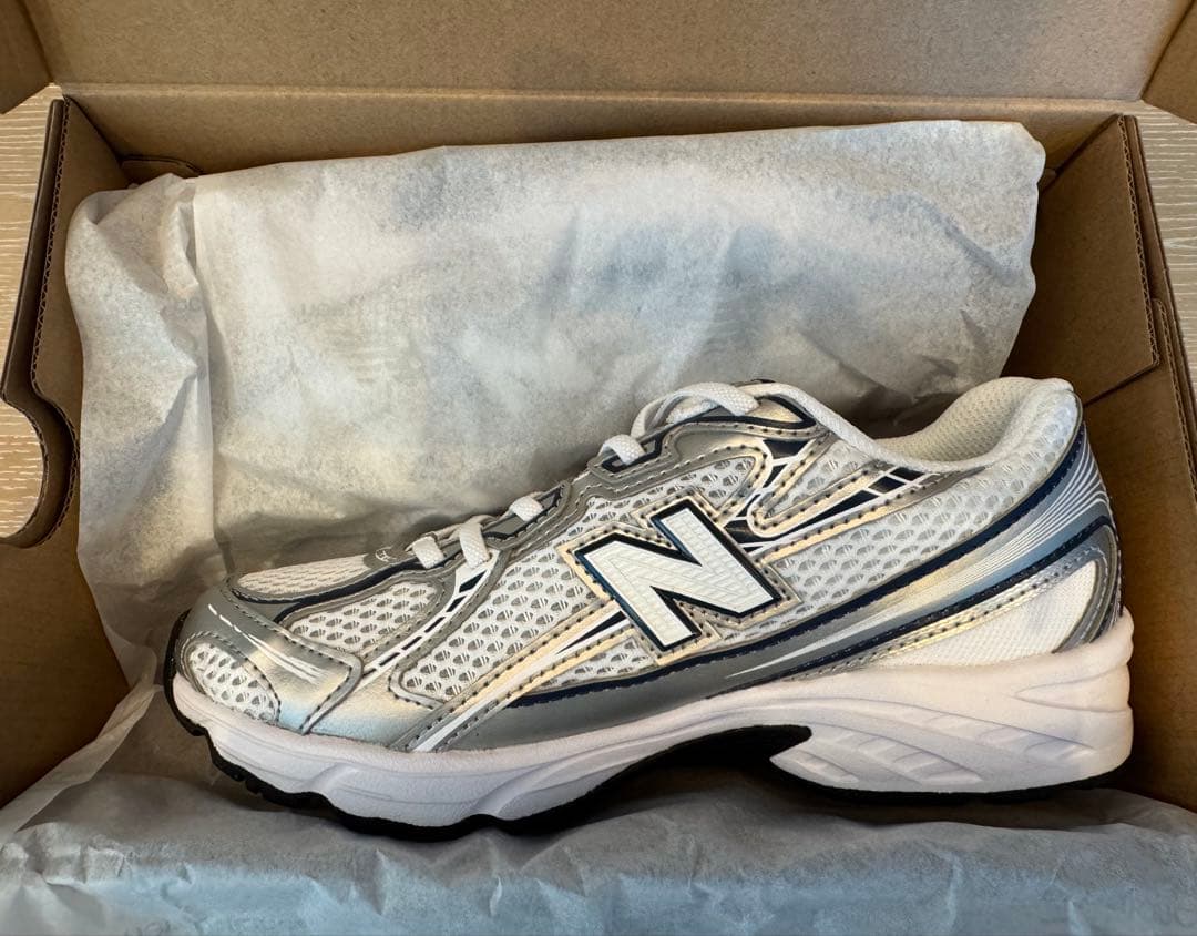 新品未使用　箱あり　New Balance 740 21cm