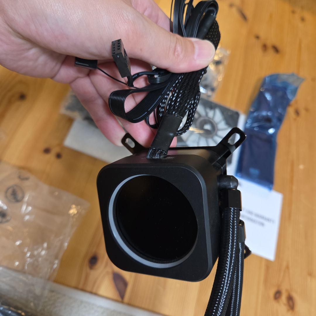 Corsair H100i ELITE LCD 240mm　簡易水冷クーラー