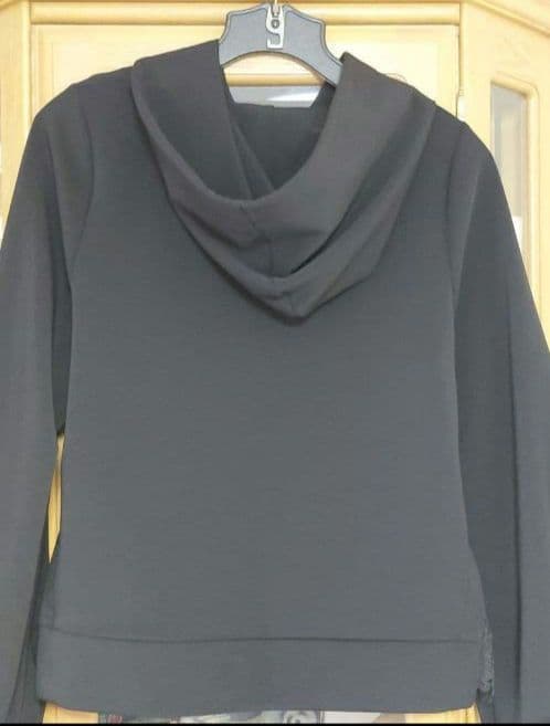 【トゥービーシック】サイズ４４ ダンボール フーディー