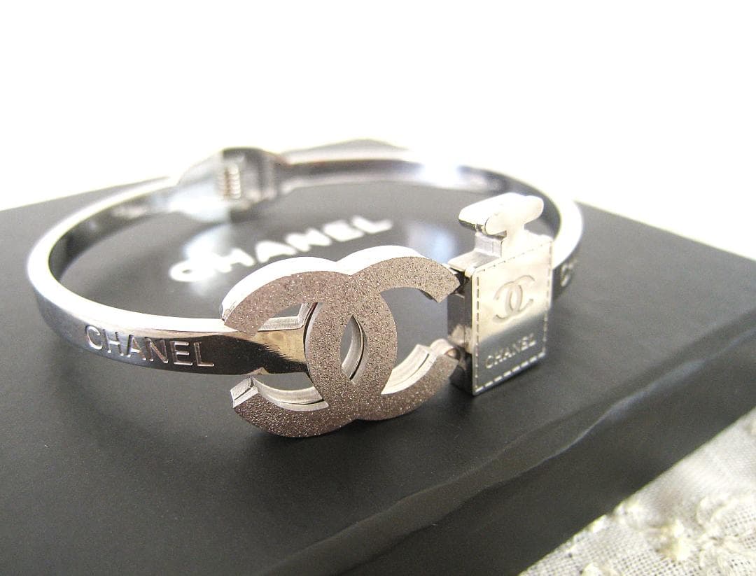 CHANEL シャネル　バングル　香水瓶モチ－フ