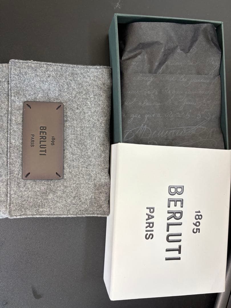 BERLUTI ギフト箱とウールポーチ