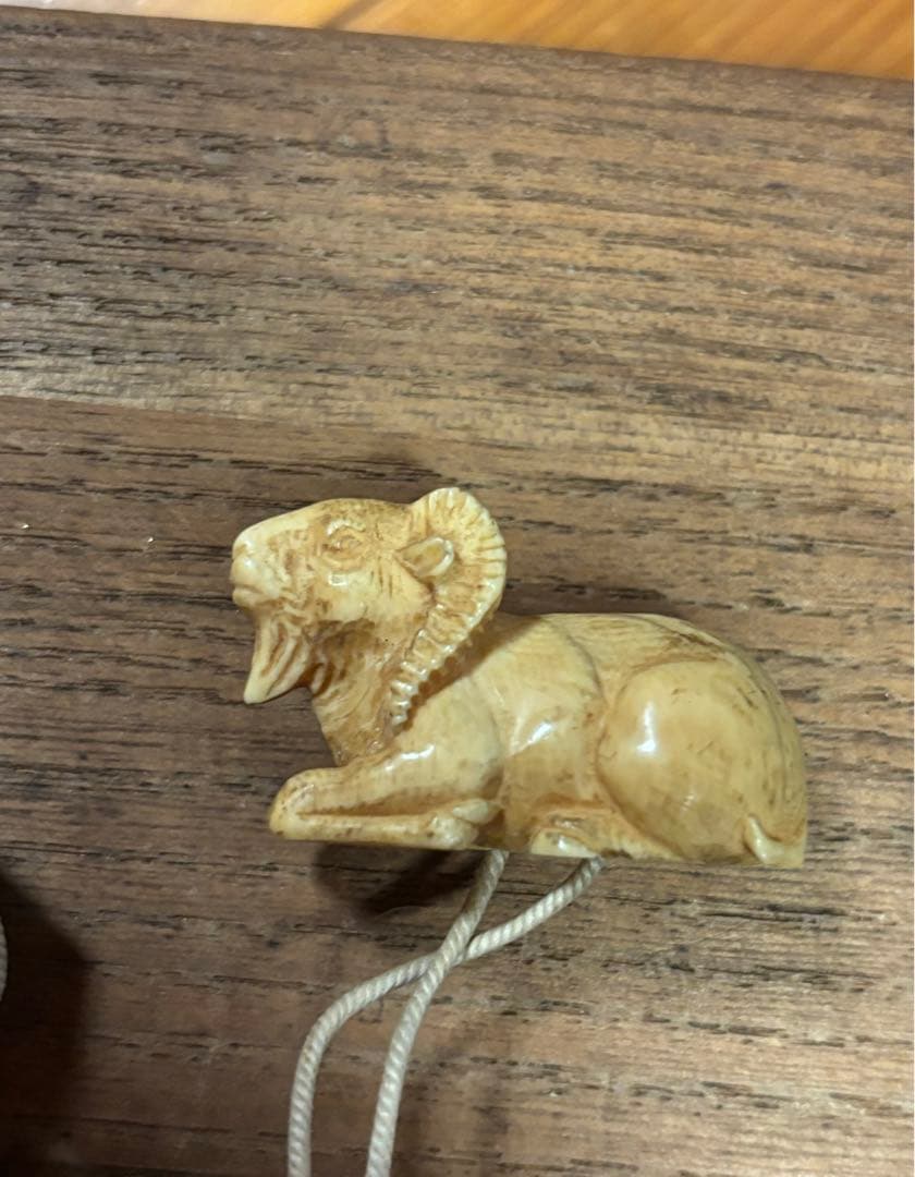 未(ひつじ)の根付け　唐草模様の入った印籠　時代あり