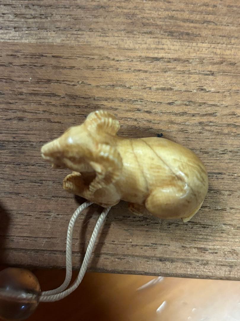 未(ひつじ)の根付け　唐草模様の入った印籠　時代あり