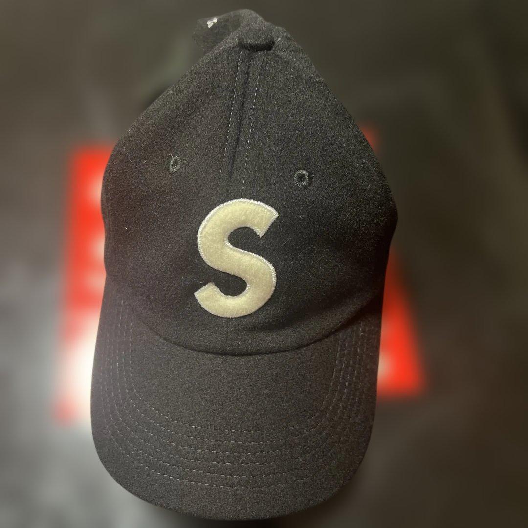 Supreme Sロゴ 黒キャップ