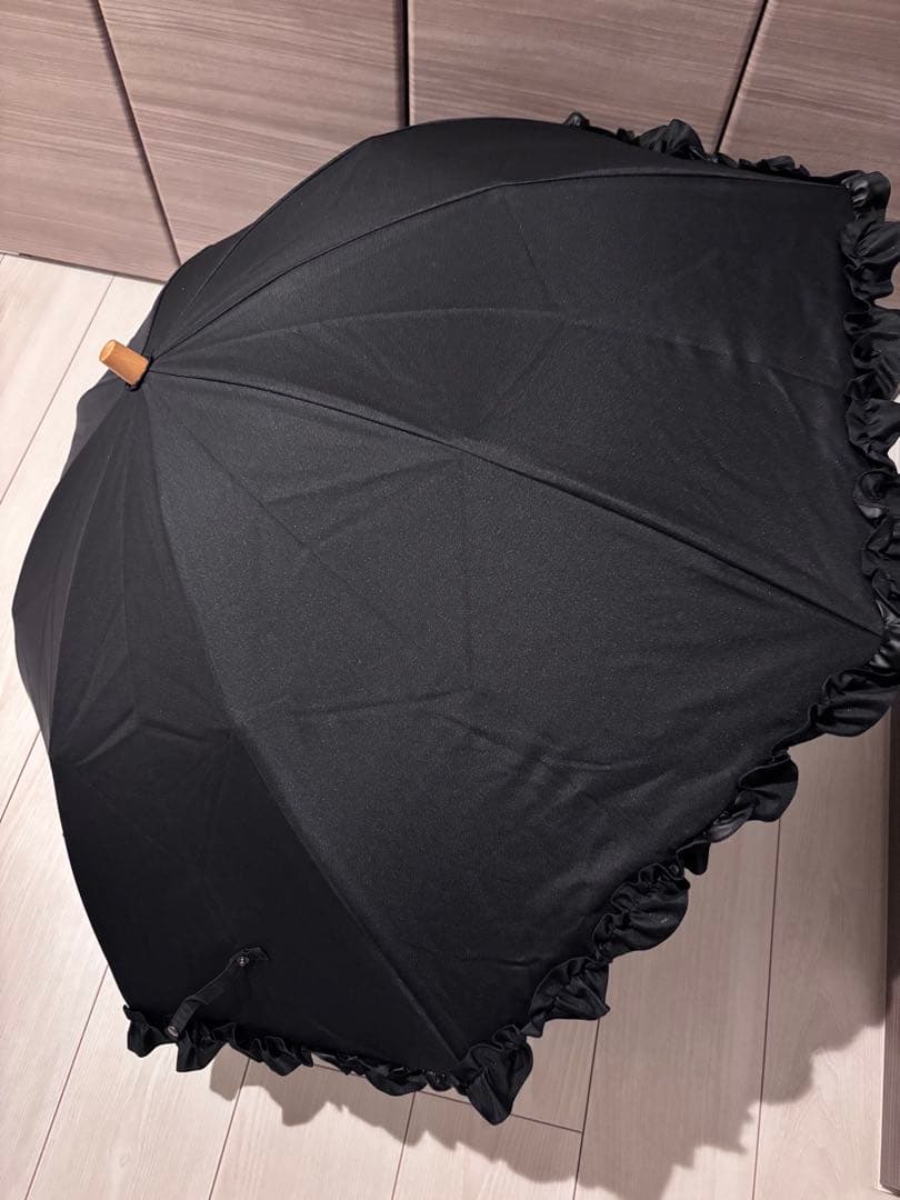 サンバリア100 2段折フリルブラック木ストレート手元完全遮光日傘二段折黒