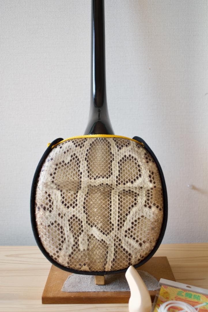 三線　沖縄　本皮強化張り 爪、ソフトケース付　初心者　三味線　送料込み