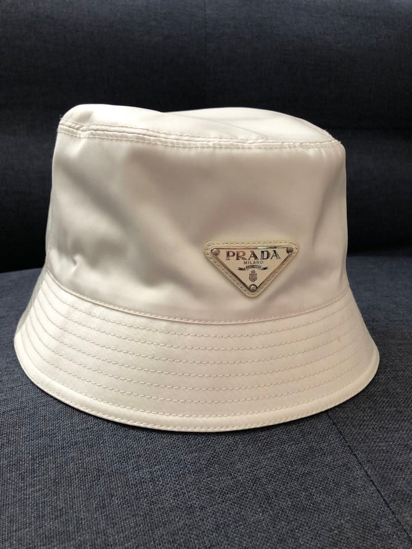 PRADA バケットハット ホワイト 白 トライアングルロゴ プレート