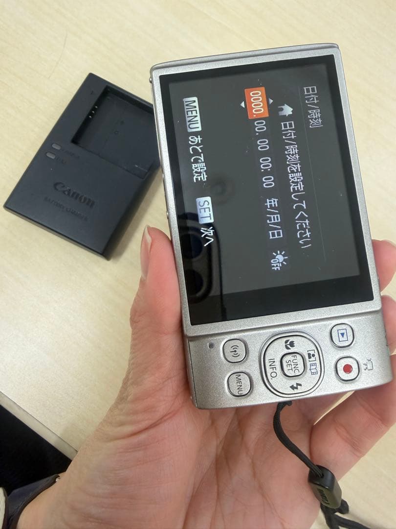 Canon IXY 650 デジタルカメラ 本体と充電器