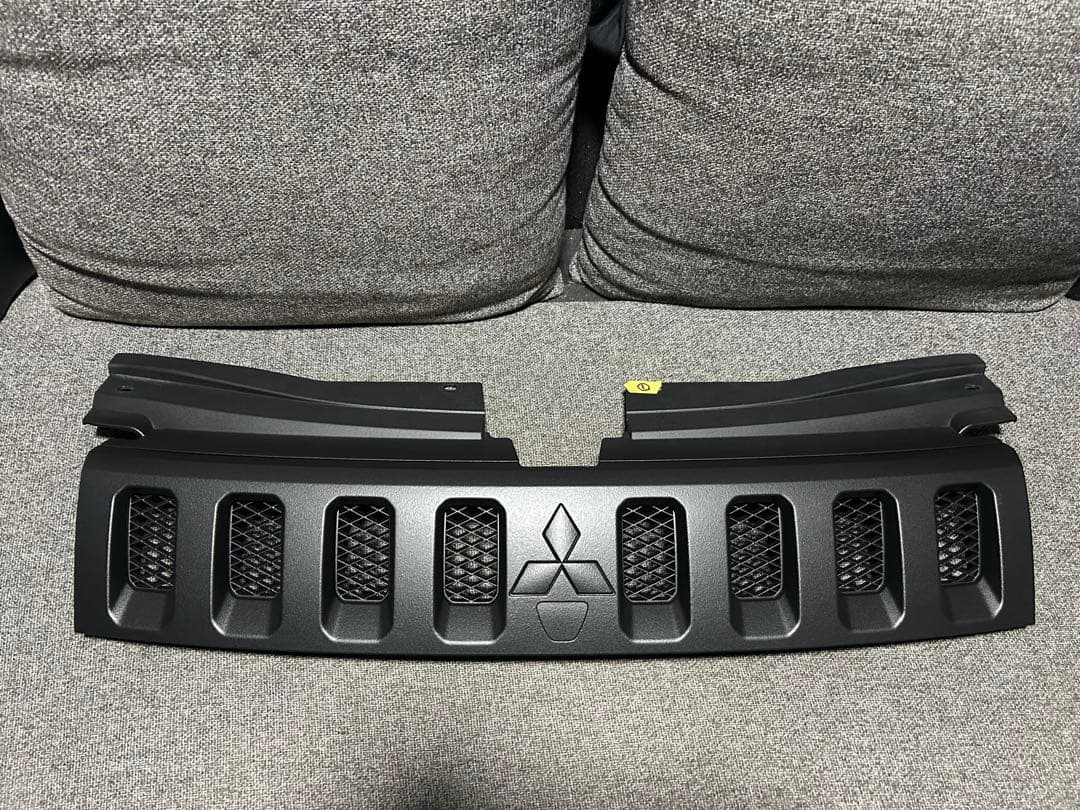 ①デリカＤ５‼️フロントグリル　送料込み‼️ラバーチッピング塗装