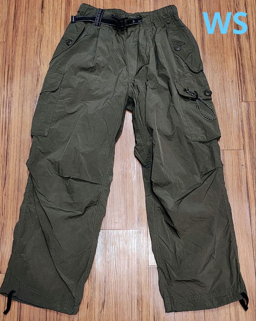 アンドワンダー オーバーサイズドカーゴパンツ カーキ WS