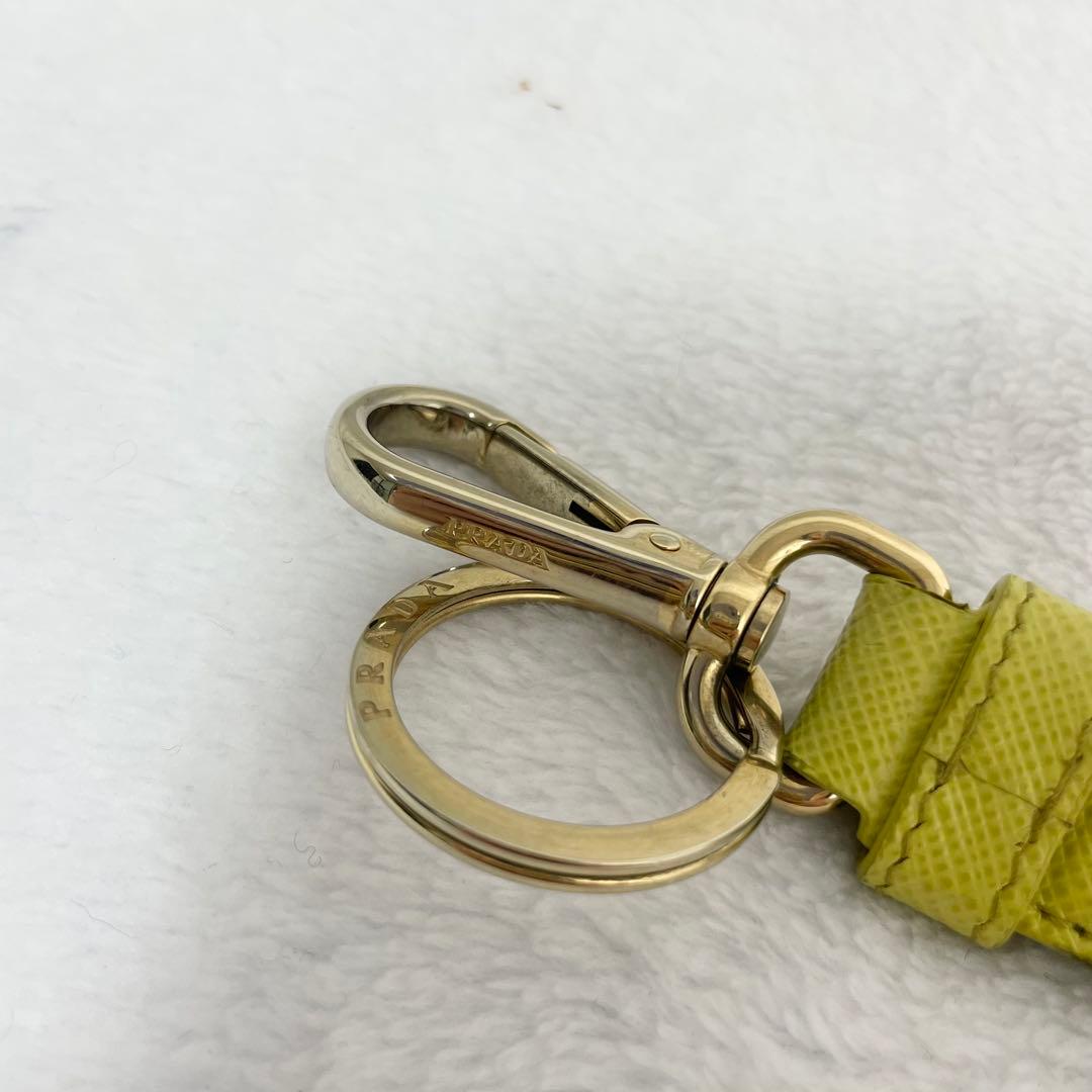 PRADA プラダ　キーリング　三角プレート　チャーム　サフィアーノ　イエロー
