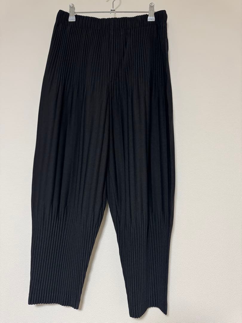HOMME PLISSÉ ISSEY MIYAKE 黒 テーパードプリーツパンツ