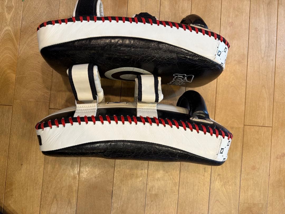 Fairtex キックミット ブラック/ホワイト