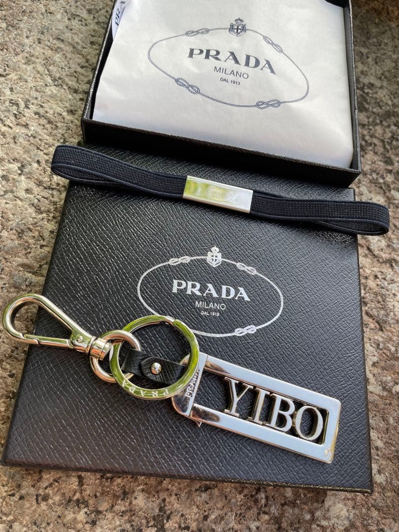 プラダ マイキャラクター メタル キーホルダー 王一博 ブラック シルバー