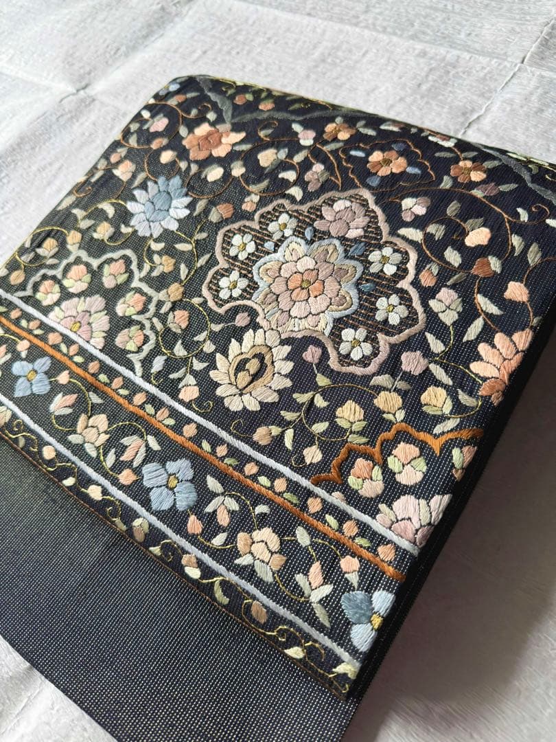 【未使用　お仕立て上り】　正絹　お太鼓柄　総刺繍　金通し　オリエンタル更紗