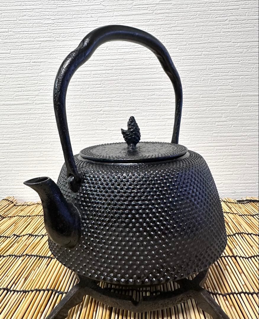 未使用品　南部岩鋳四代目清末作 　真作保証　１８型九重アラレ　南部鉄瓶