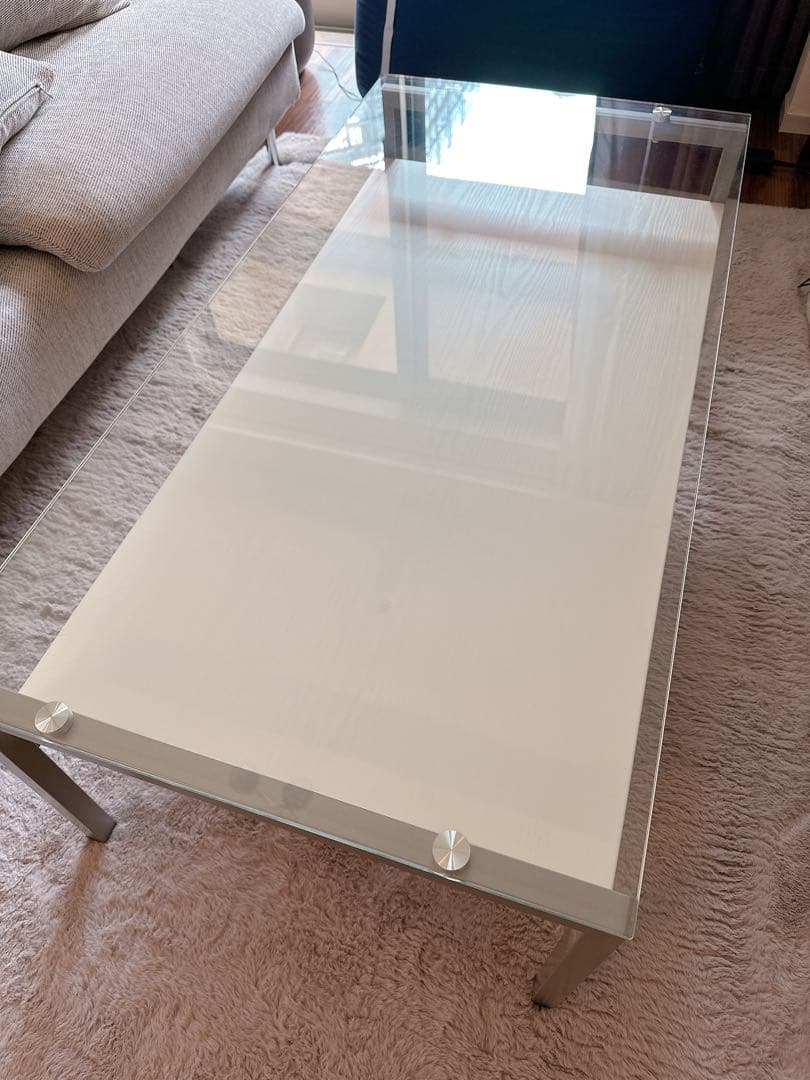 ガラス天板のローテーブル