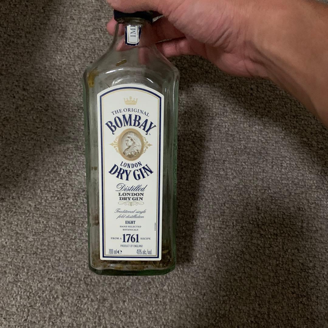 ボンベイドライジンにハーブを漬け込んだ、空瓶