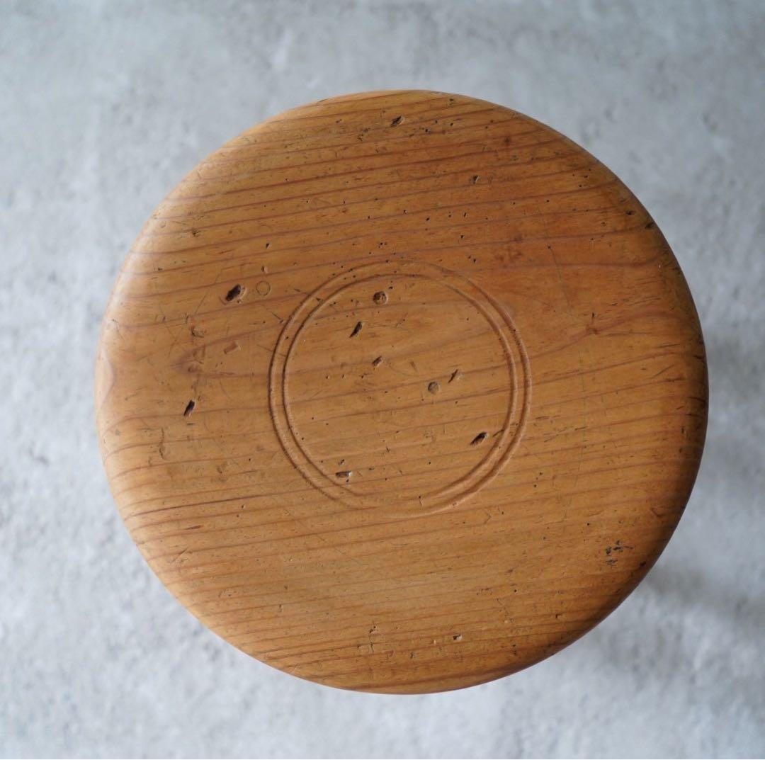 丸座面のスツール