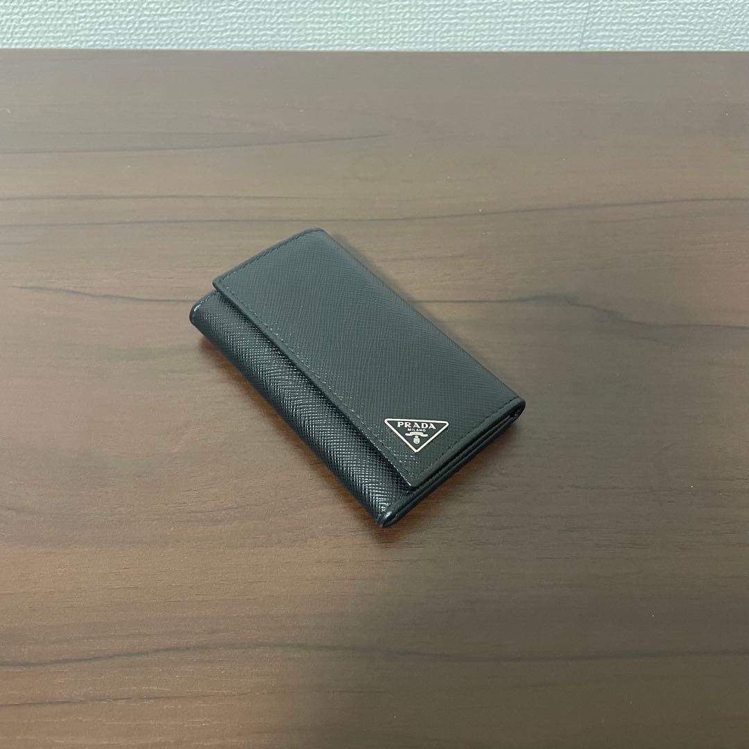 PRADA サフィアーノレザートライアングル キーケース