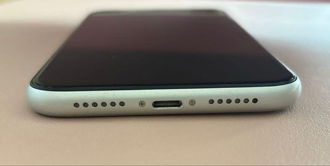 iPhone XR ￼ 64GB ホワイト　本体　（新品ケース付き）