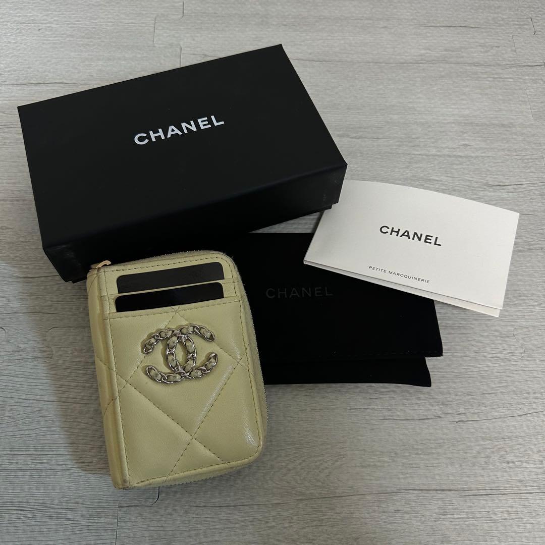 CHANELマトラッセ 19 ココ マーク ジップ  カード ケース 財布