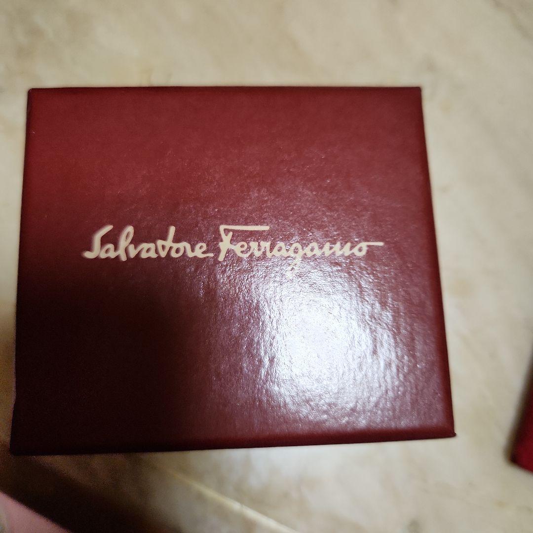 サルバトーレフエラガモ金色 カフリンクス 青エナメル付き