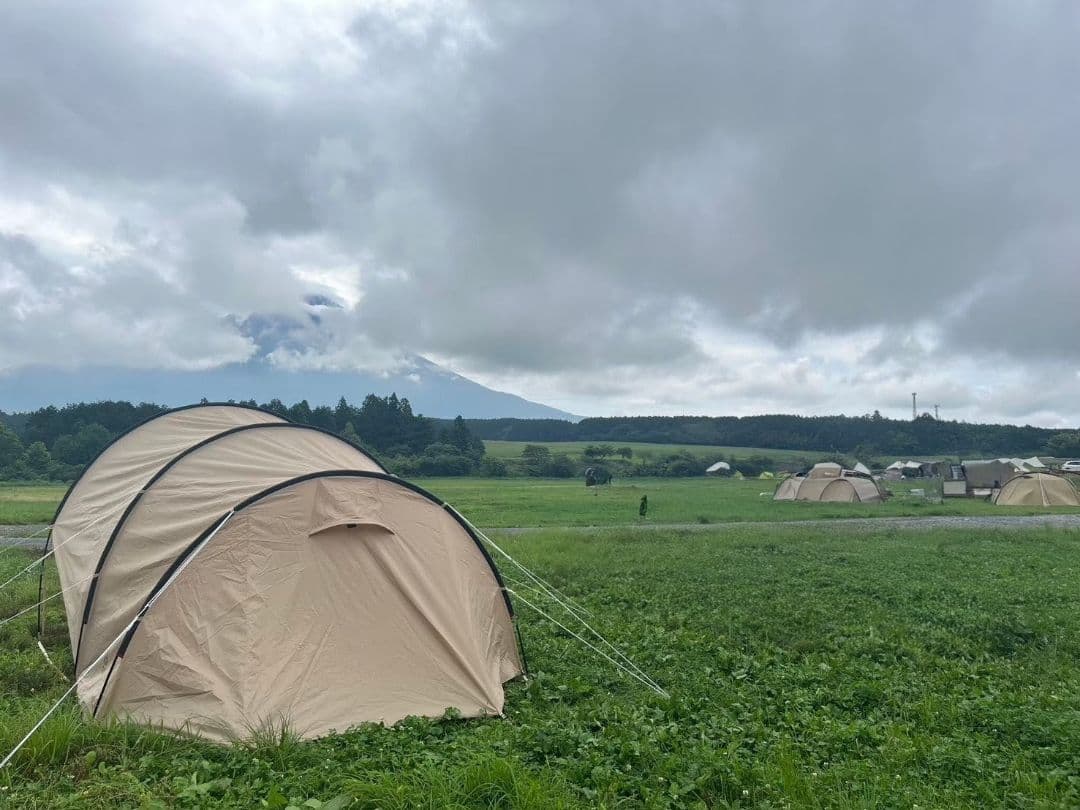 ベージュ タン　ドーム型 キャンプテント カマボコテントスラッシュ