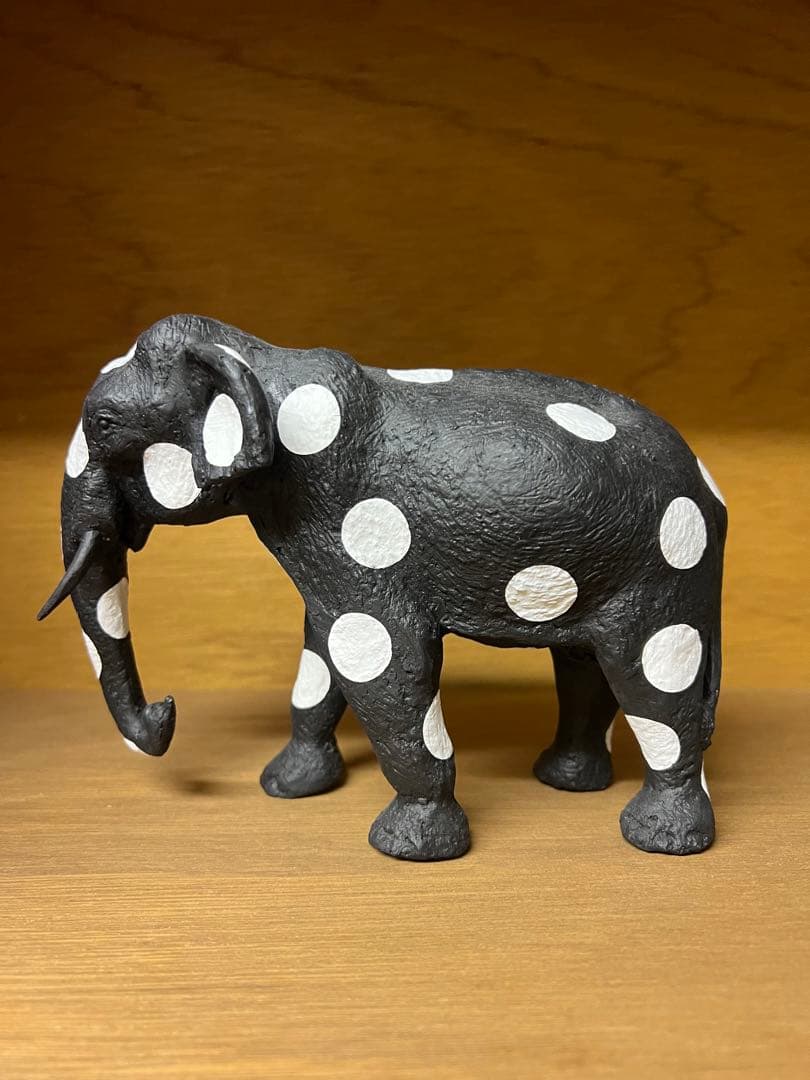 ジェフリー・バワ 水玉の象のオブジェクト