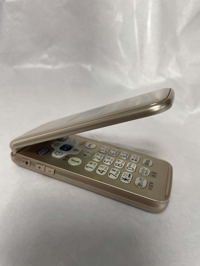 美品　docomo f-02j 折りたたみ式　らくらくホン　ゴールド ドコモ