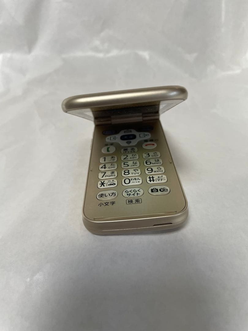 美品　docomo f-02j 折りたたみ式　らくらくホン　ゴールド ドコモ