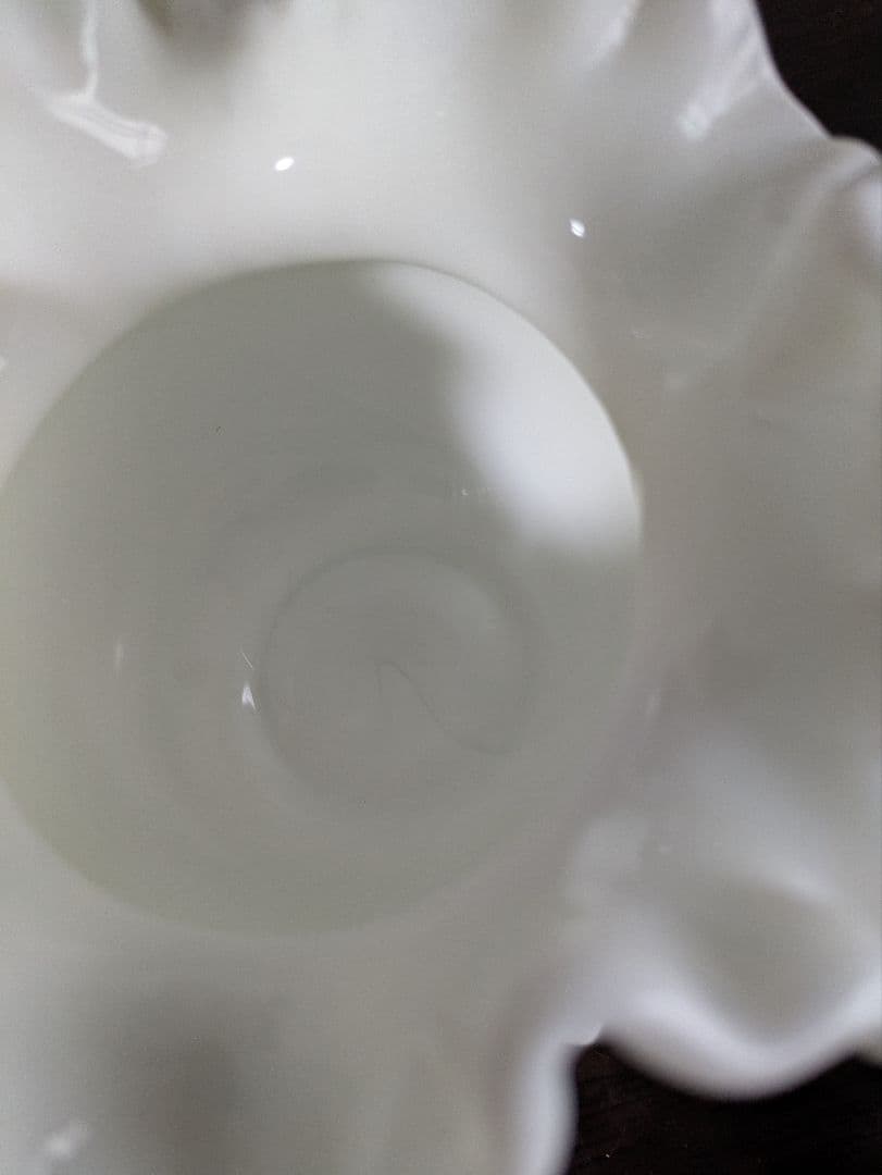 フェントン　ホブネイル　ホワイトガラス製フリルエッジ花瓶　お値下げ中