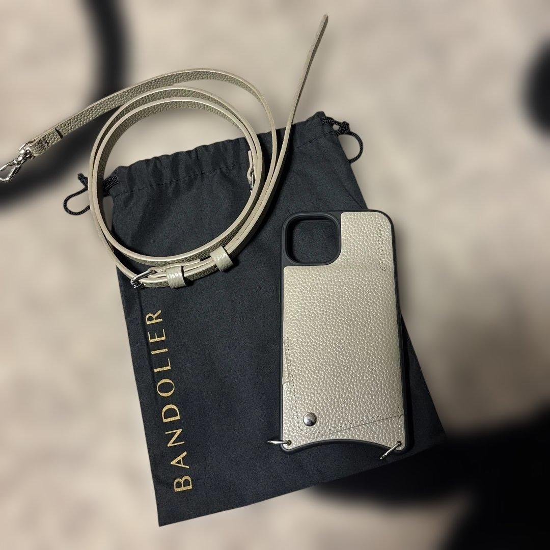 【iPhone15用】BANDOLIER EMMA エマ ライトトープ