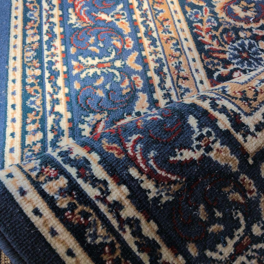 ペルシャ絨毯風のラグ