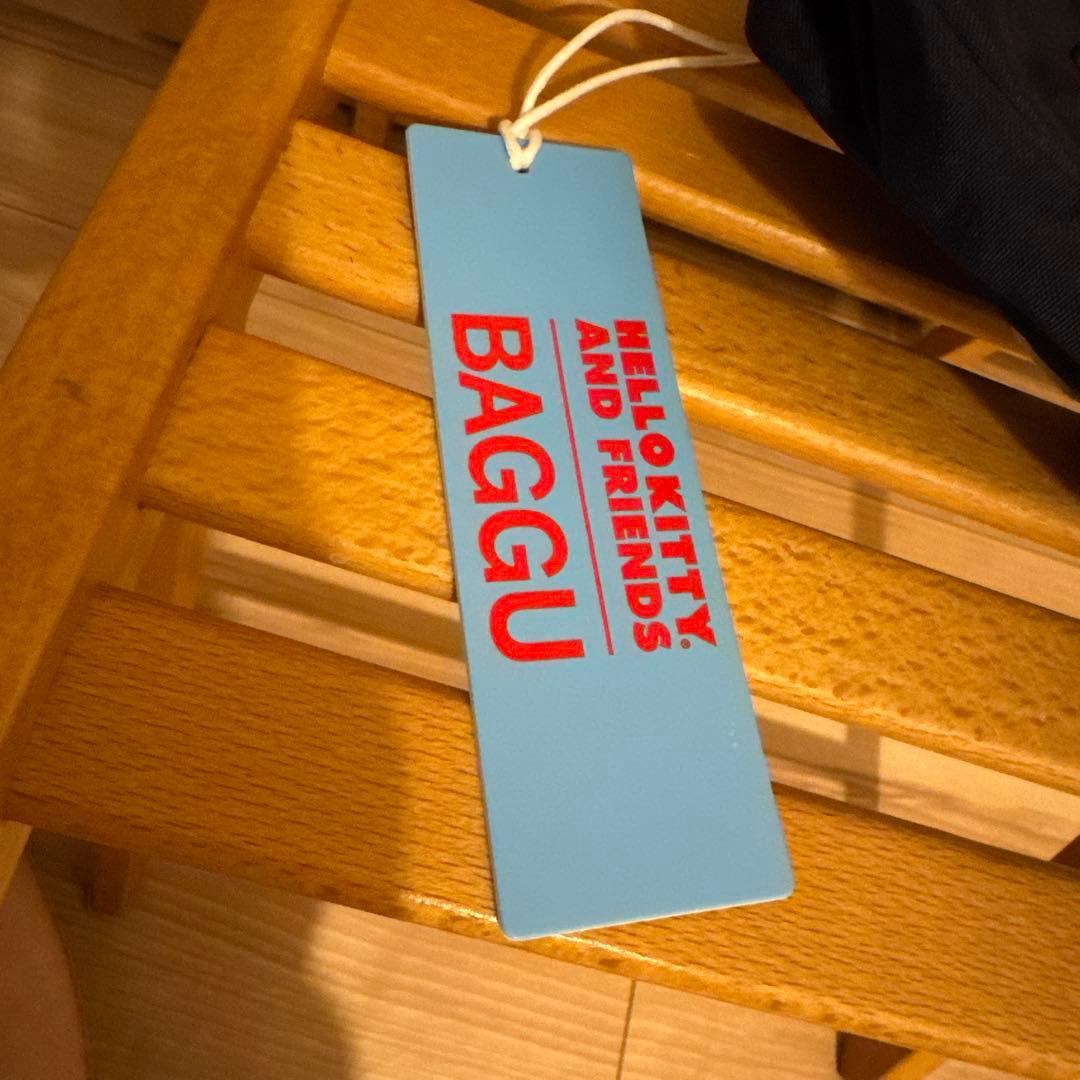 新品未使用 Baggu ハローキティ刺繍ボディバッグ ネイビー