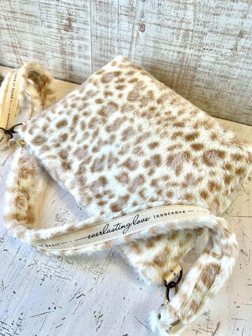 ロラライハリス♡アニマルファー生地♡刺繍のショルダーバッグ♡