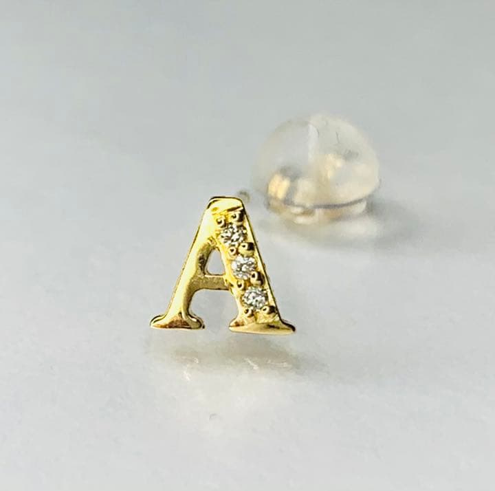 K18YGダイアモンドスタッドピアス イニシャルA 0.01ct