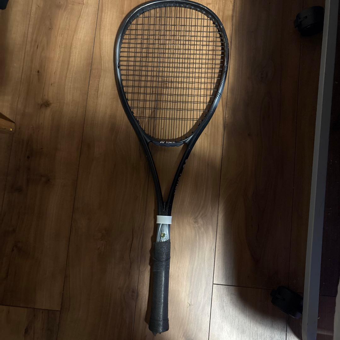 ソフトテニスボルトレイジ8SガットはVスパーク28ポンドです。