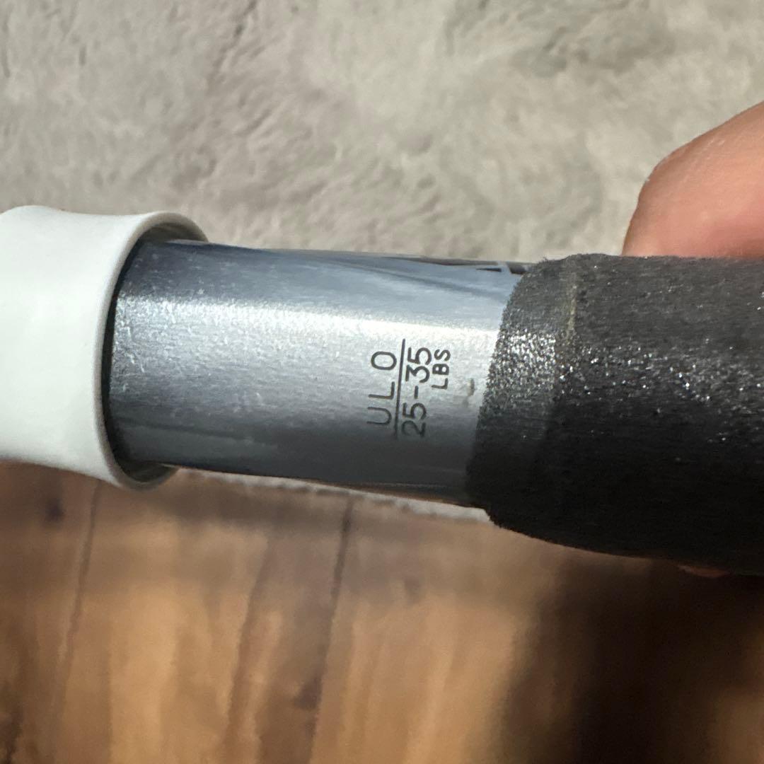 ソフトテニスボルトレイジ8SガットはVスパーク28ポンドです。