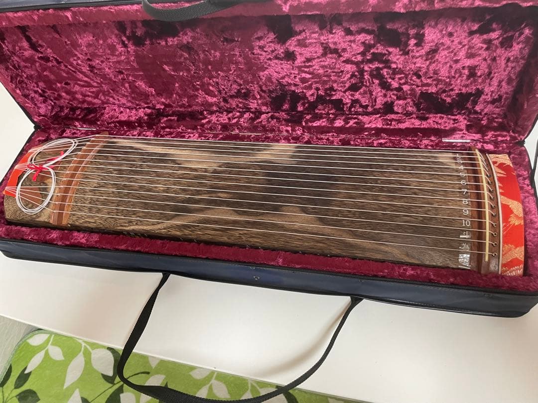 木製琴 13弦 赤い装飾付き