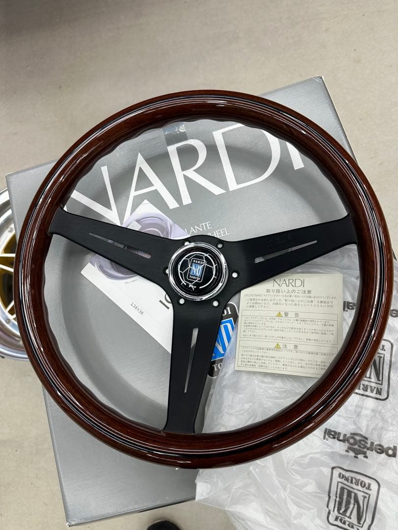 極美品　NARDI クラシックライン　ステアリング