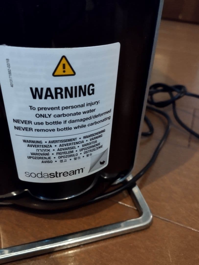 SodaStream 炭酸水メーカー 本体+ボトル2本、新品ボンベ1本