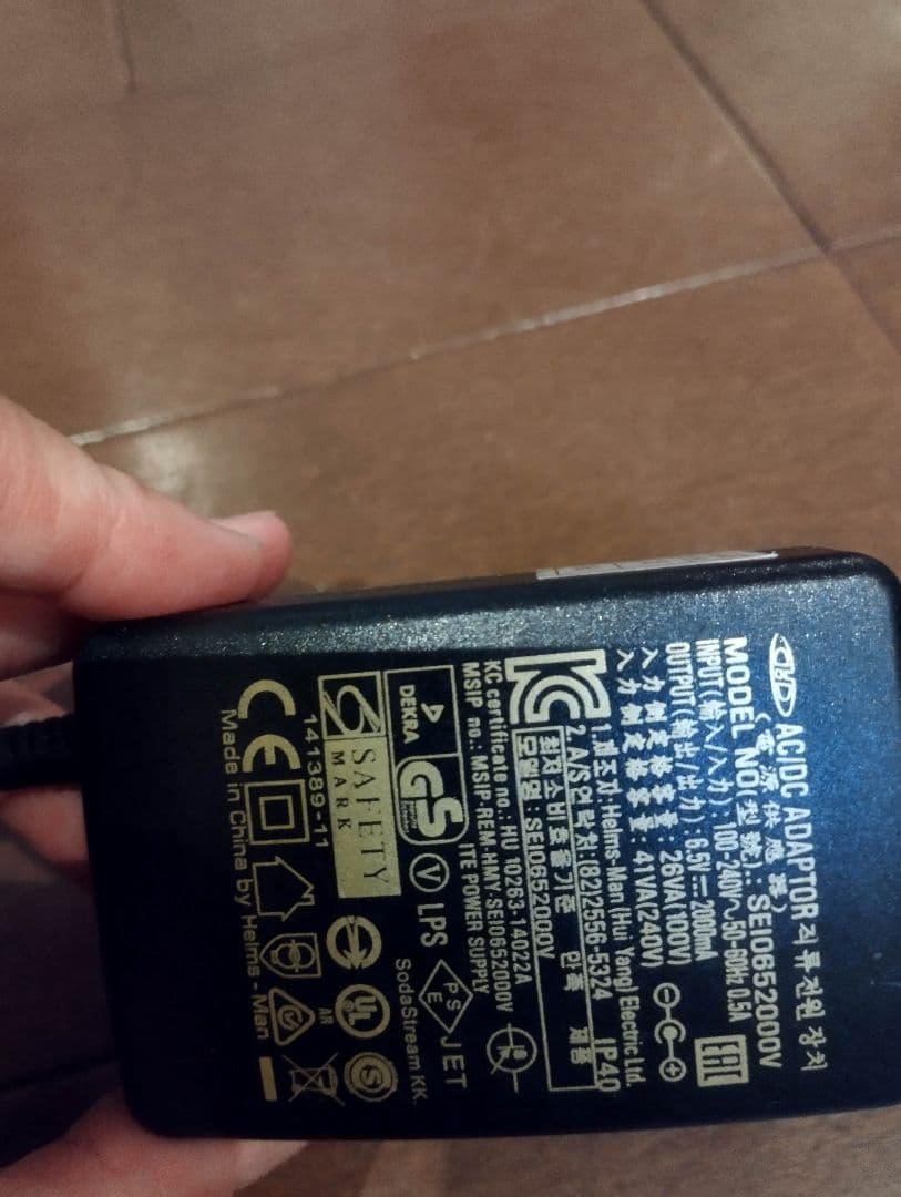 SodaStream 炭酸水メーカー 本体+ボトル2本、新品ボンベ1本