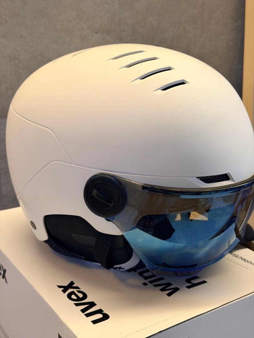 uvex スキーヘルメット バイザー付き（ホワイト）51–55cm